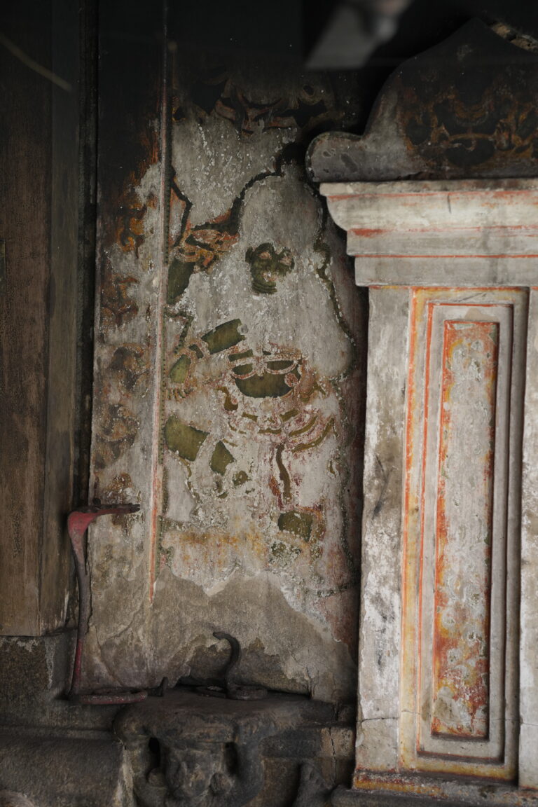 Kadavil Thrikkovil, KTK_P041 — Dwarapalakan: full panel view